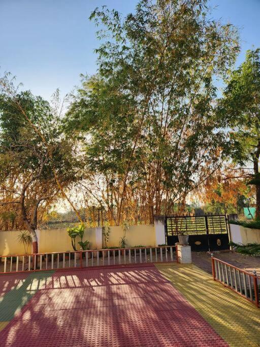 Farmhouse Close To Nature - Kesari Farm Gandhinagar Extérieur photo
