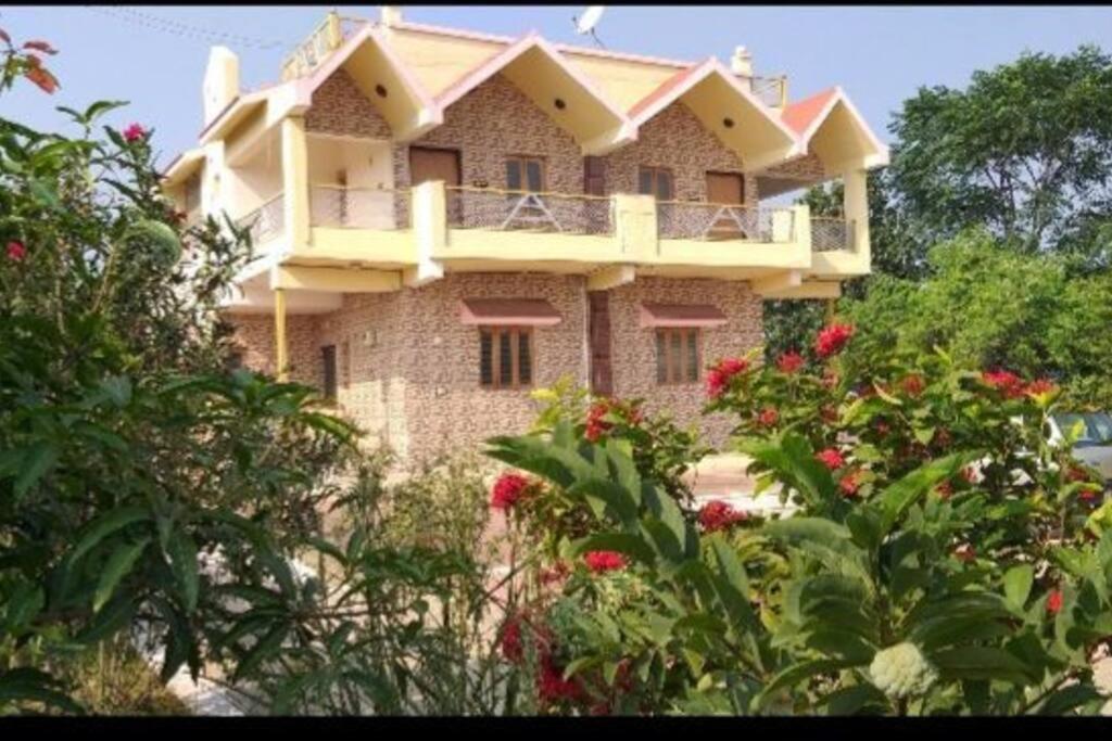 Farmhouse Close To Nature - Kesari Farm Gandhinagar Extérieur photo