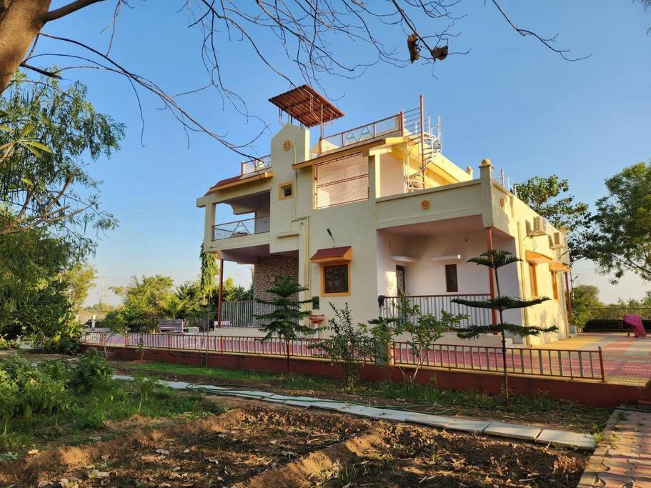 Farmhouse Close To Nature - Kesari Farm Gandhinagar Extérieur photo